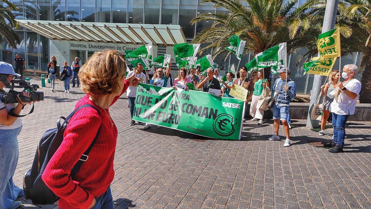 Manifestantes de enfermería en el HUC