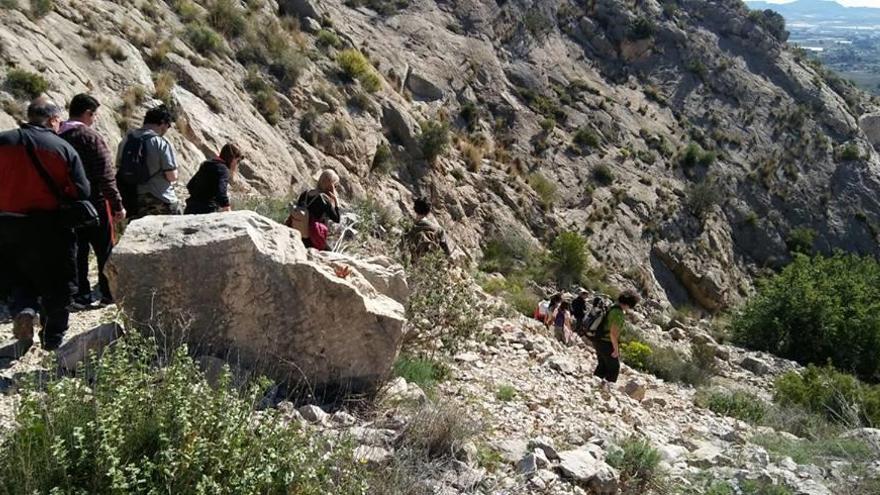 Un grupo de senderistas descendiendo de la cima de La Mola