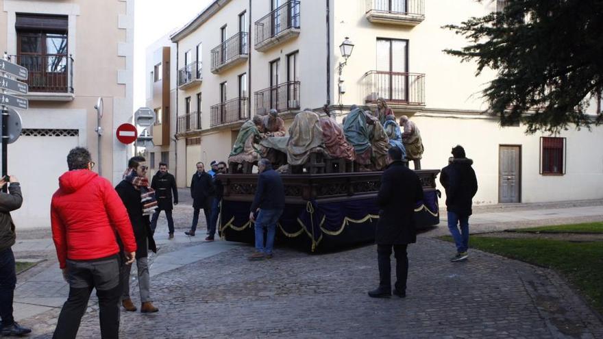 La Vera Cruz ha sacado a la calle el paso de la Santa Cena