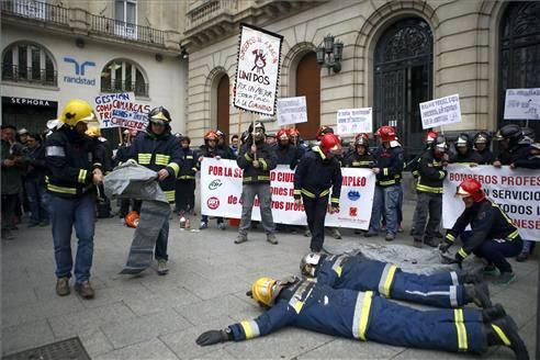 Concentración de bomberos en Zaragoza