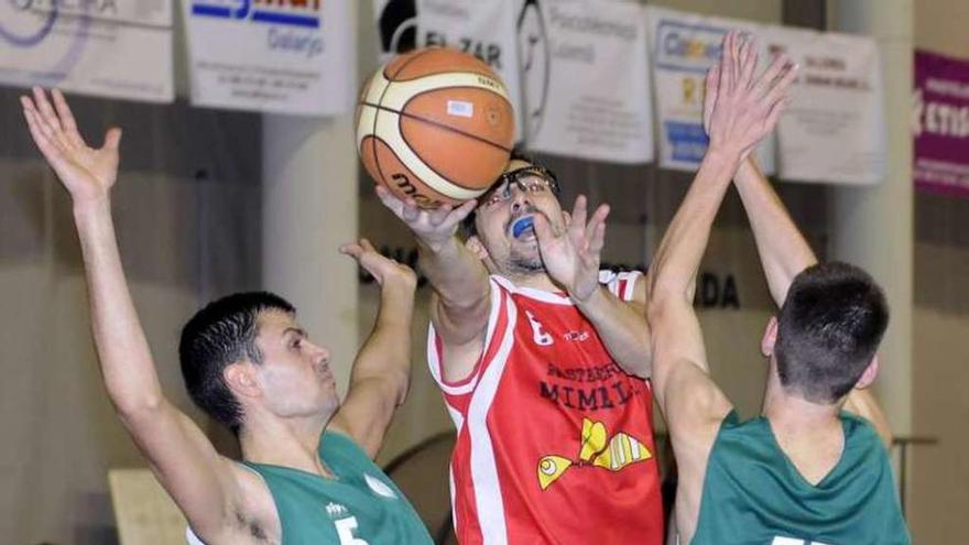 Samuel intenta entrar a canasta entre dos rivales. // Bernabé/Javier Lalín