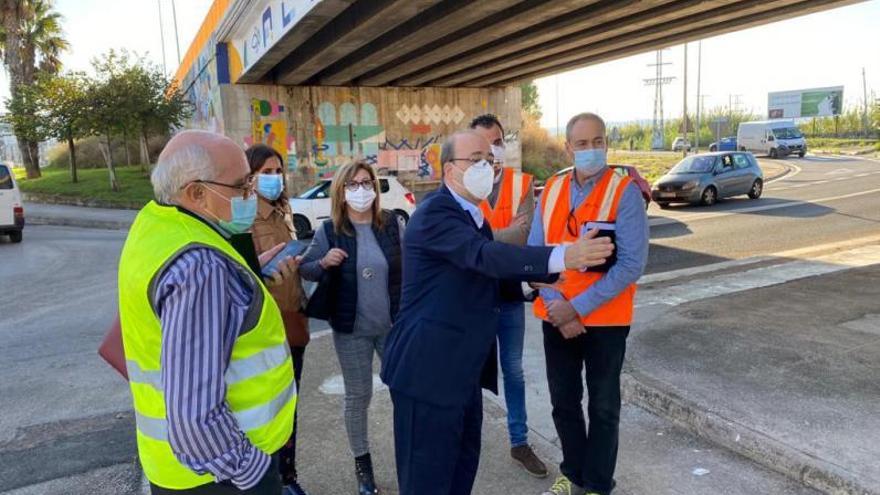 El alcalde y la edil Sara Garés, ayer junto a los técnicos. | LEVANTE-EMV