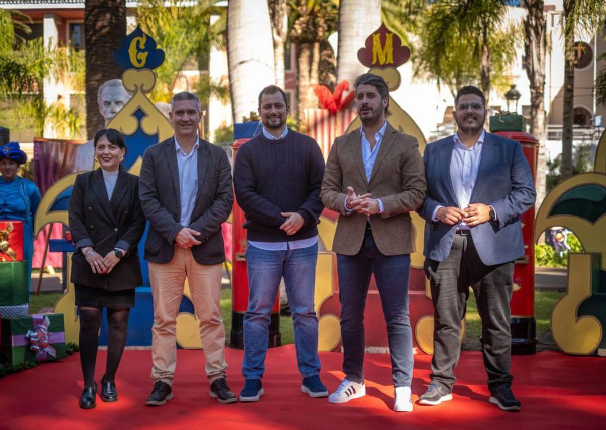 El alcalde y concejales posan durante la presentación. | | A. G.
