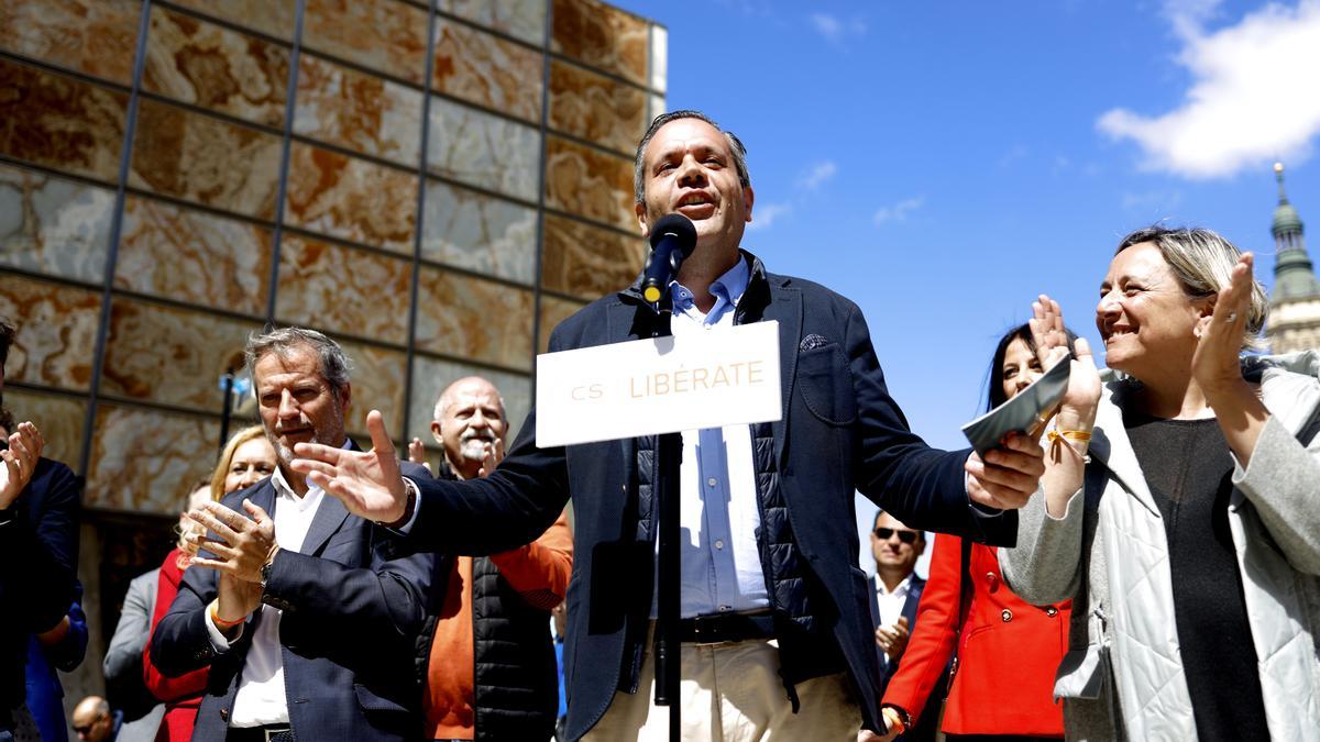 Carlos Ortas, candidato a la presidencia de Aragón, junto a Pérez Calvo (izquierda) y Natalia Lascorz (derecha).