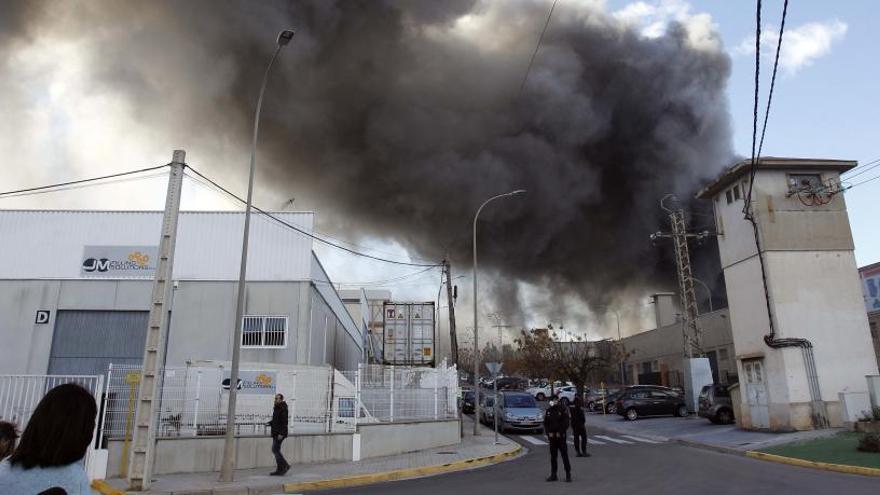 Incendio en el polígono Fuente del Jarro.