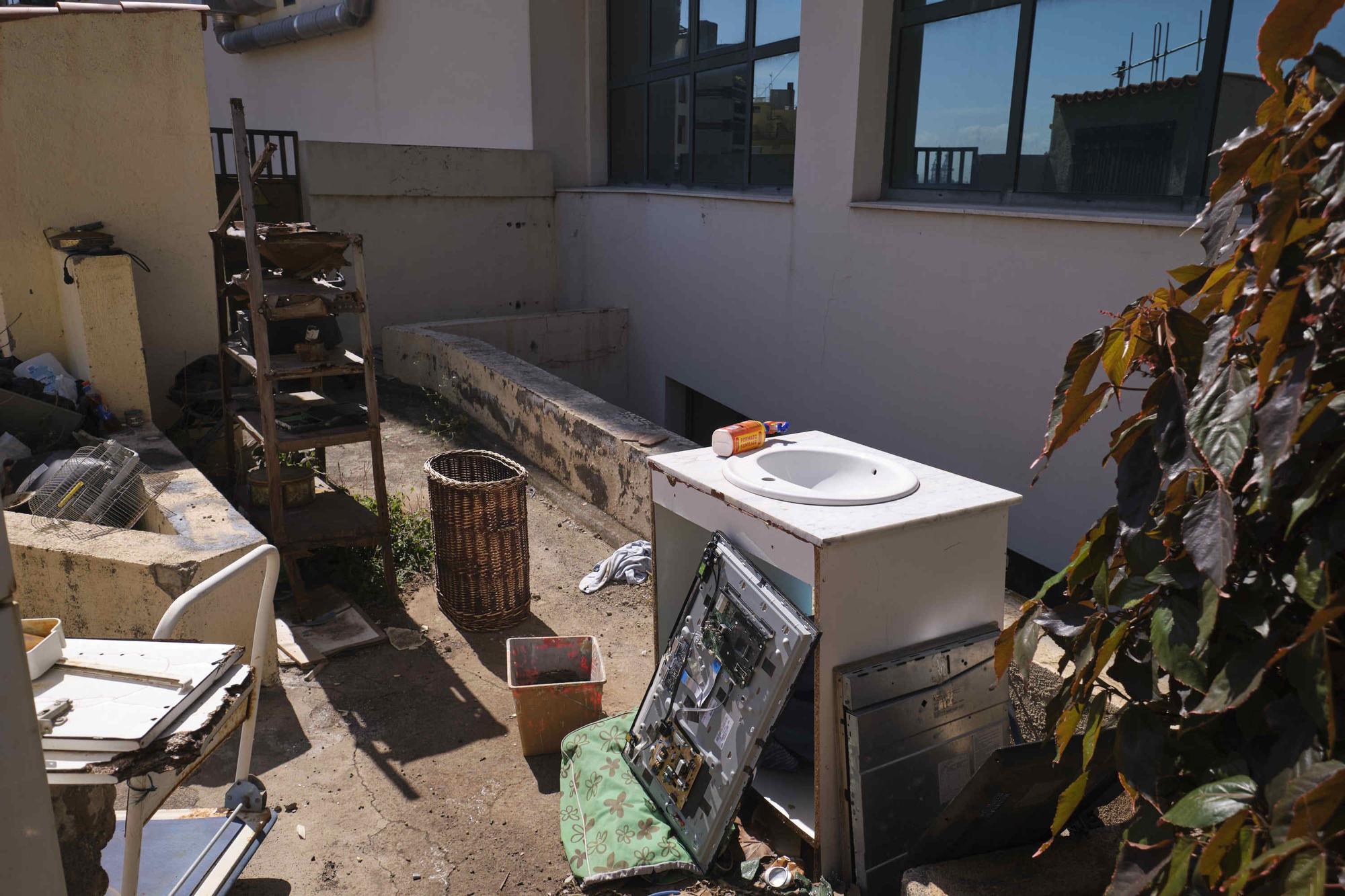 Estado de abandono del barranco que pasa por la trasera del barrio de Los Lavaderos