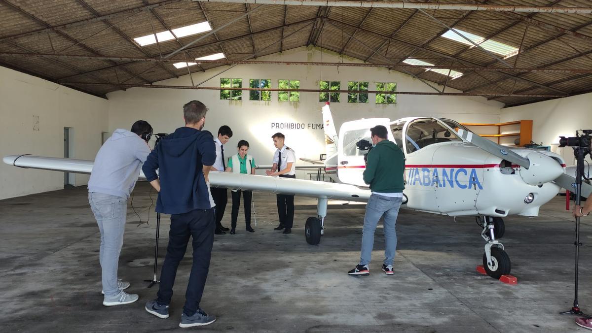 O equipo de "Coa luz do corazón" grava na escola de voo do Real Aeroclub de Santiago.