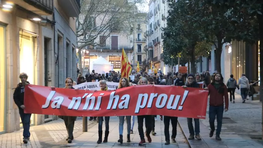 Unes 200 persones protesten a Girona per l'alça de preus i carreguen contra la classe política "que no fa res"