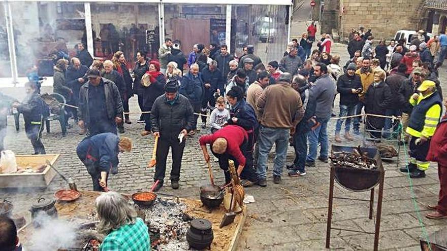 La Plaza Mayor de Fermoselle centro de la fiesta culinaria que ha permitido evocar la tradición de la matanza del cerdo. F.