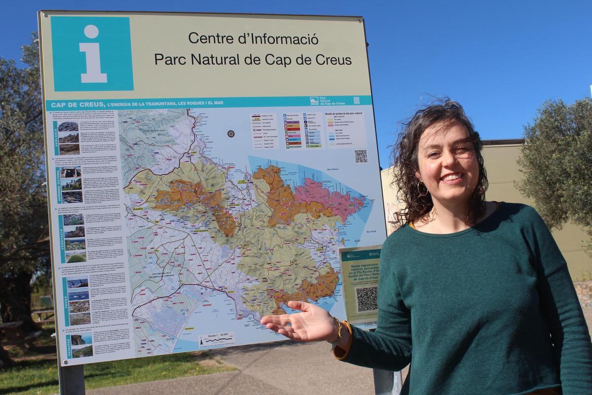 La directora de Cap de Creus ens mostra l’abast del Parc Natural en un plànol.