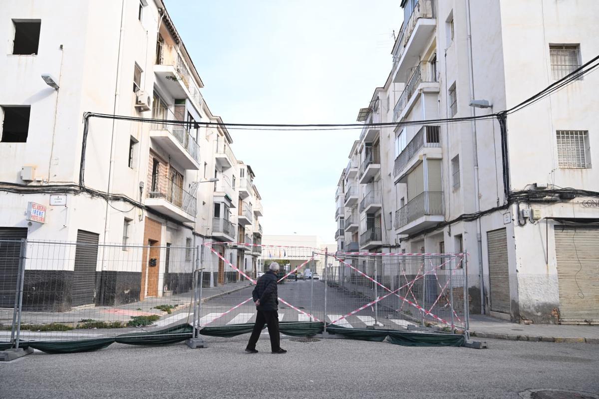 Edificios vallados antes del derribo en Elche