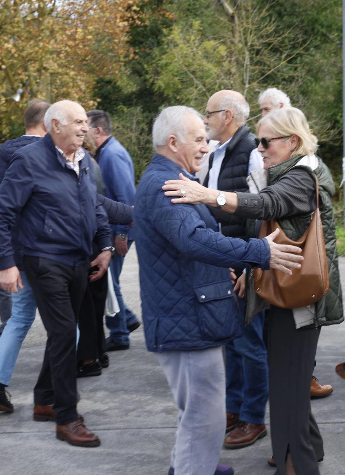 Dos excompañeros de la policía se funden en un abrazo.