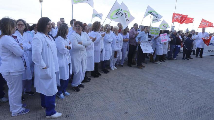 Personal laboral protestando a las puertas del hospital de Alzira.