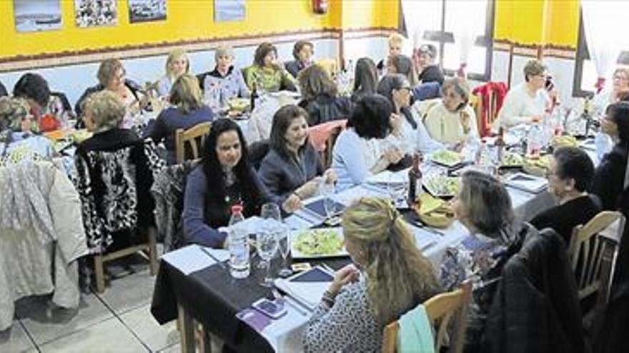 UNA COMIDA REÚNE A MEDIO CENTENAR DE OROPESINAS