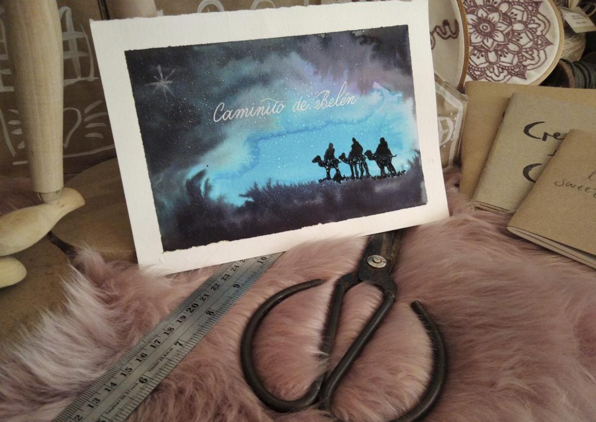 Escribir una postal de Navidad con buena caligrafía y enviarla a un familiar o amigo es un bonito recuerdo. | MARÍA VILA