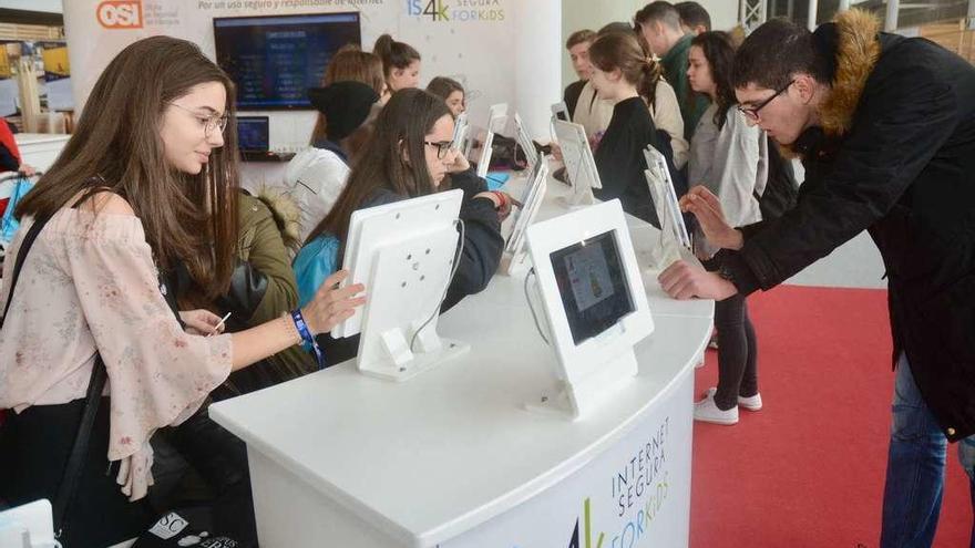 Jóvenes en el estand del Instituto Nacional de Ciberseguridad en el salón Edugal. // Rafa Vázquez