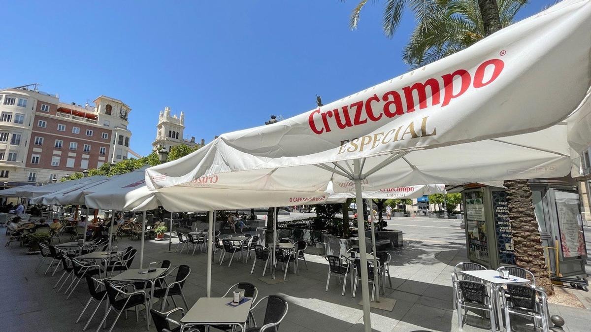 Sombrillas de una terraza de un bar de Córdoba.