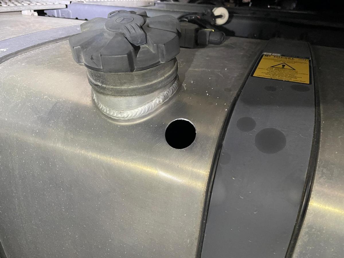 El forat al dipòsit del camió d'on es robava el gasoil a Vilobí.