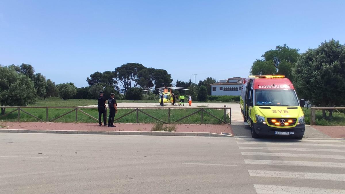 Momento en el que los sanitaris y el médico suben a la víctima a la aeronave