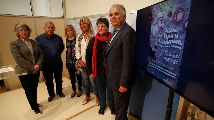 Ana Hevia, en el centro, en la presentación de la feria.