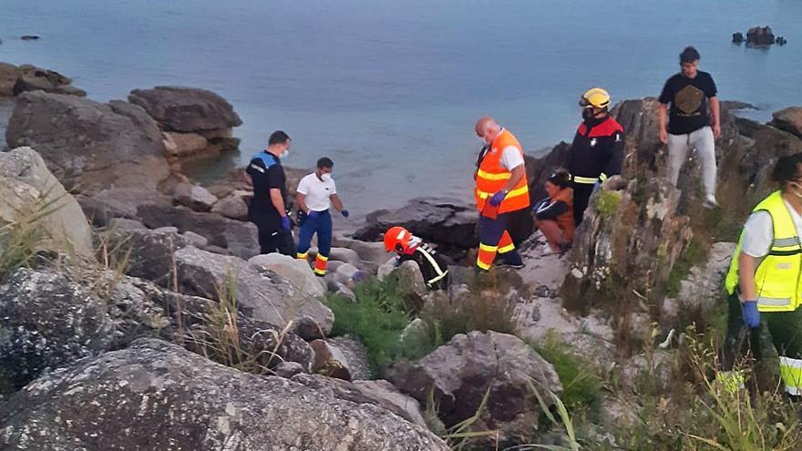 Rescatan a un cangués atrapado en unas rocas en la playa de Nerga