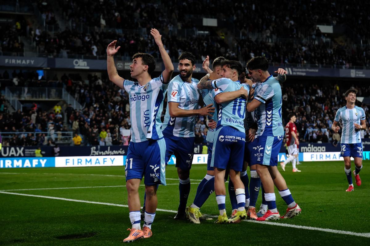 Los jugadores del Málaga CF celebran el gol de la victoria contra el Albacete.