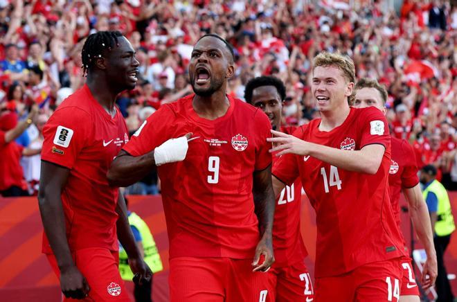 Un gol de Larin evita la derrota de Canadá en el debut ante Bosnia