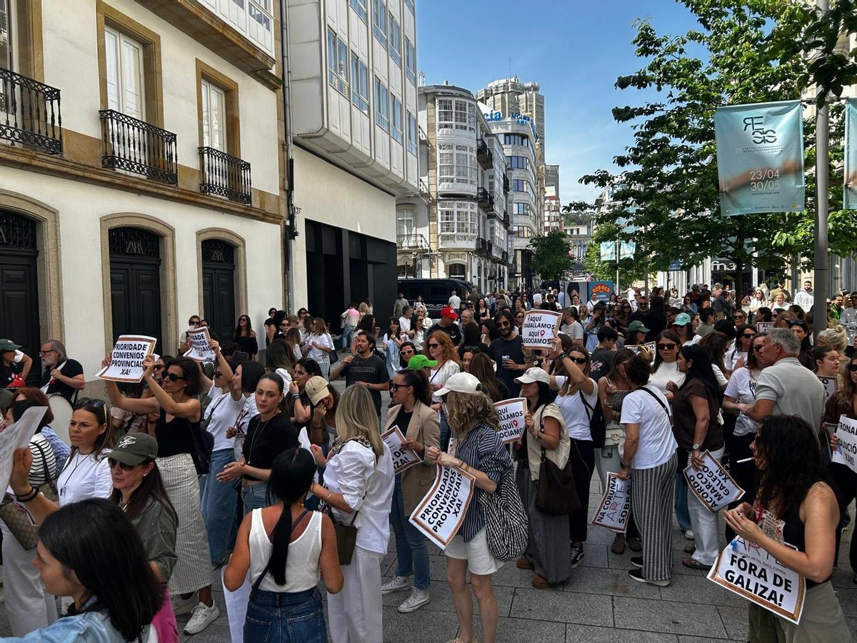 Manifestantes delante de la tienda principal de Zara en el centro de A Coruña