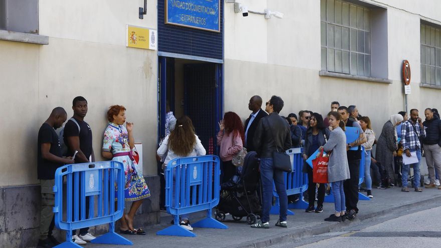 Colas en las oficinas de la Policía Nacional para la regularización de extranjeros en Zaragoza.