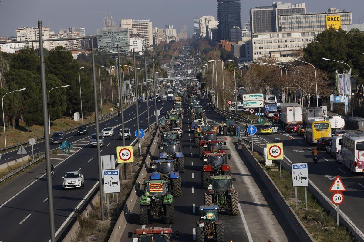 Los tractores circulan por las calles de Barcelona