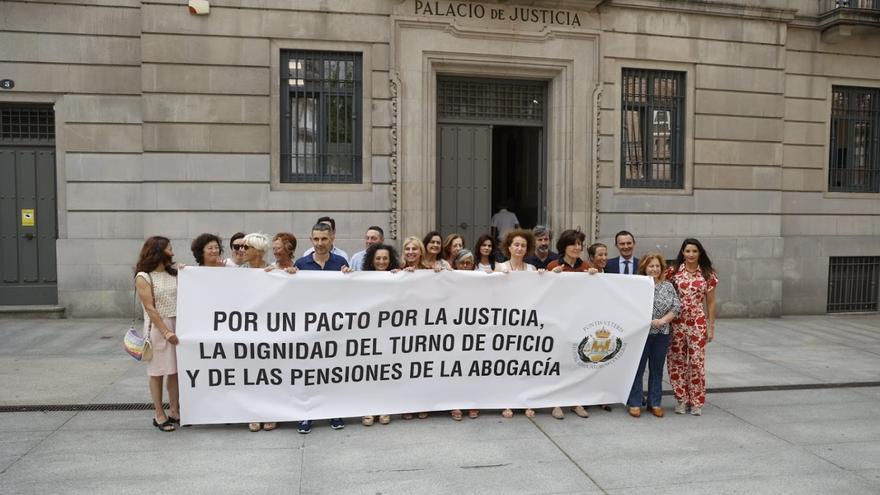 Abogados se concentran para exigir mejoras en el turno de oficio y un pacto por la Justicia