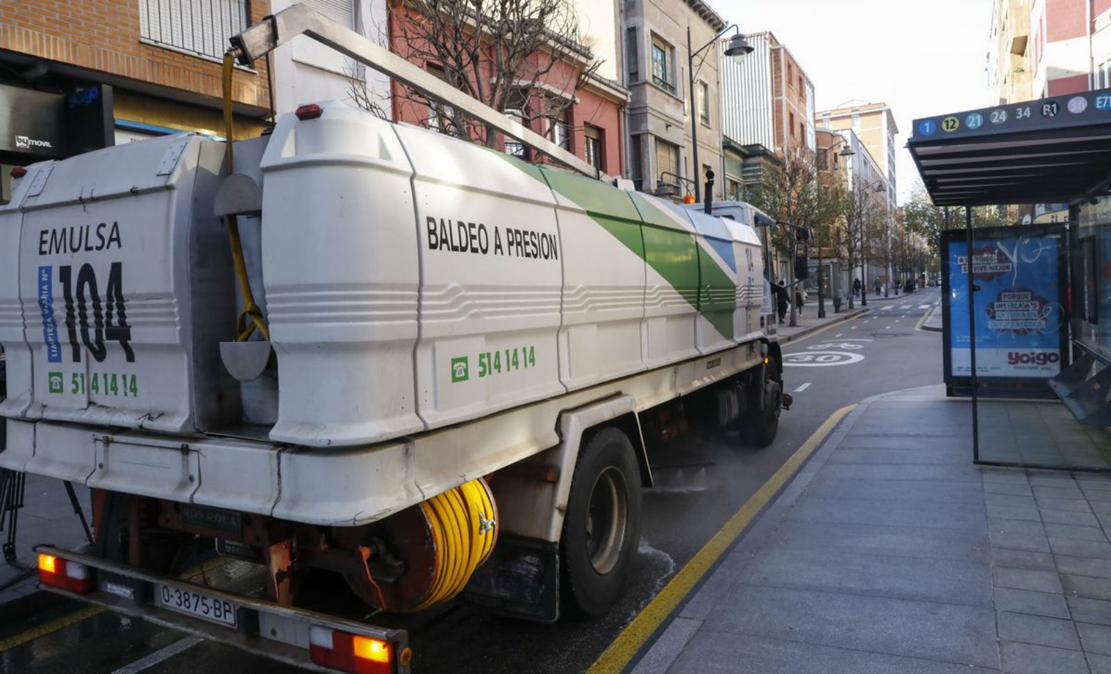 Un camión de baldeo.