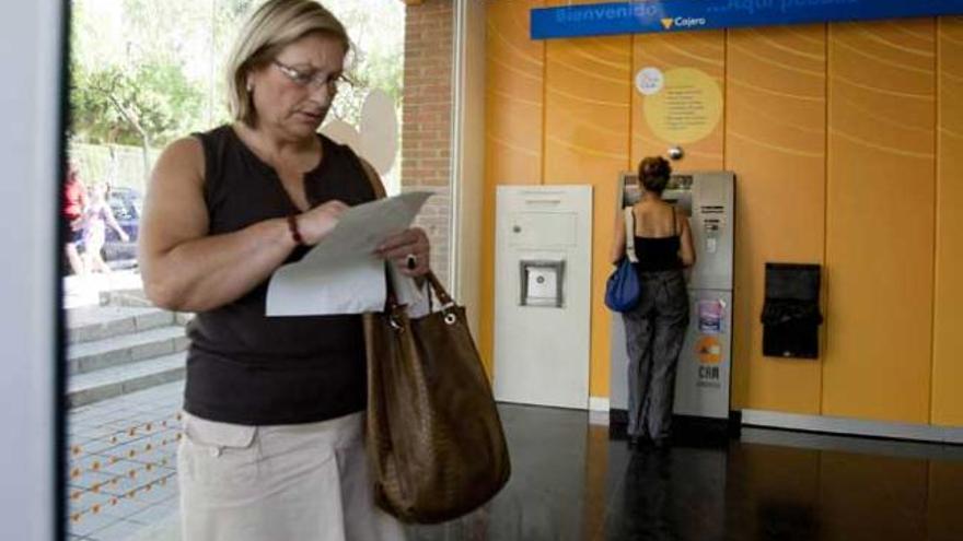Una mujer consulta un extracto bancario.