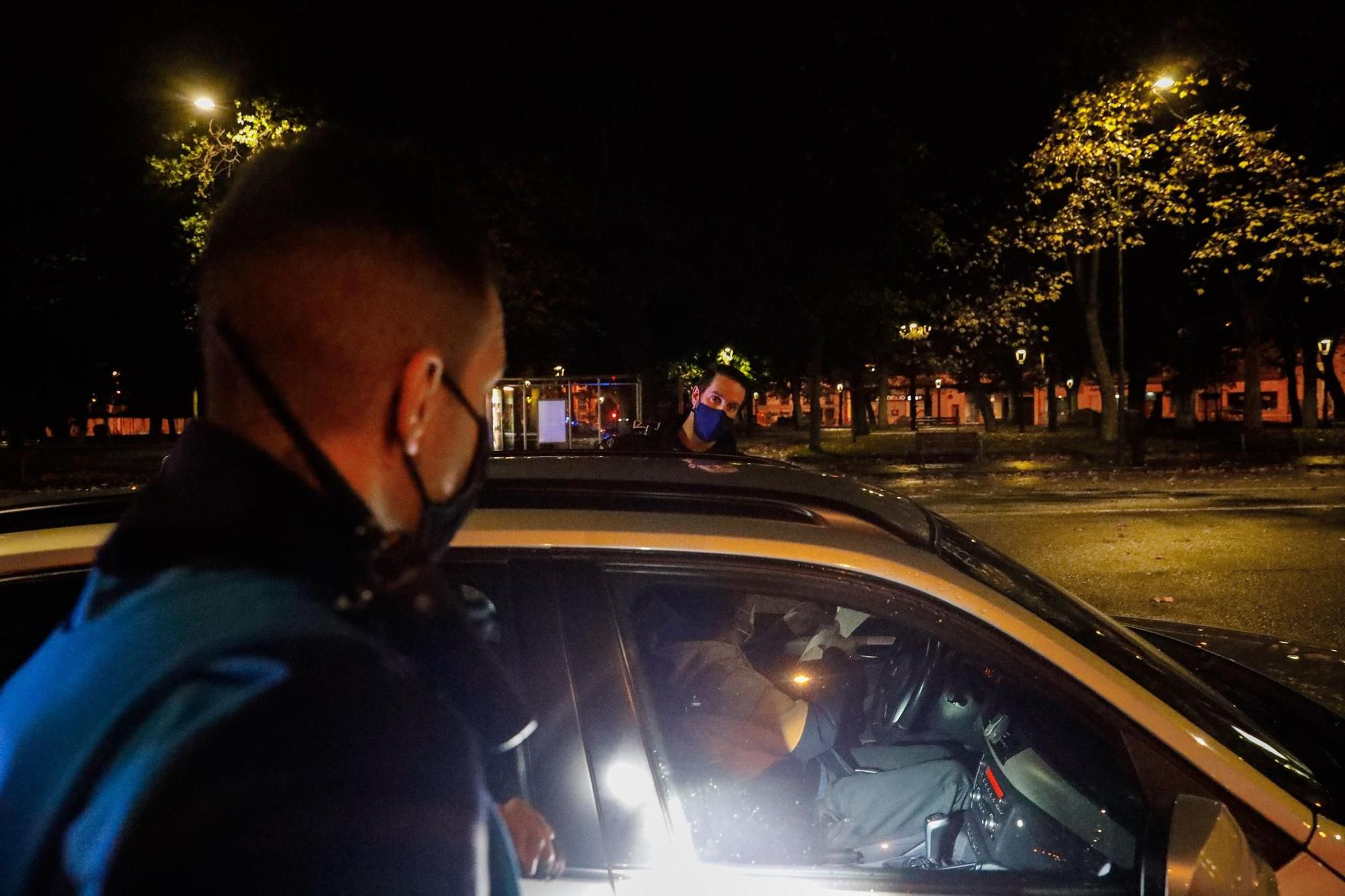 Patrullaje con la Policía Local de Avilés en la primera noche del estado de alarma