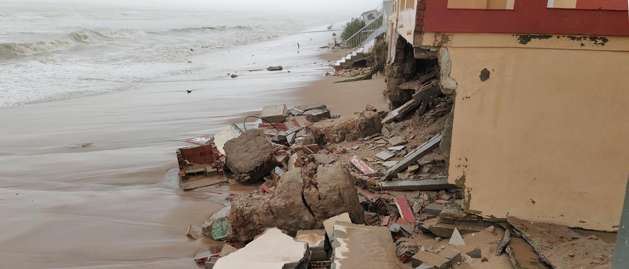 Efectos del temporal Gloria, en enero de 2020, en viviendas de la playa de Tavernes de la Valldigna.