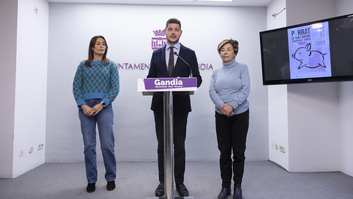El alcalde de Gandia, José Manuel Prieto, junto con la alcaldesa de Benirredrà, Elena Blanco y la concejala Silvia Climent