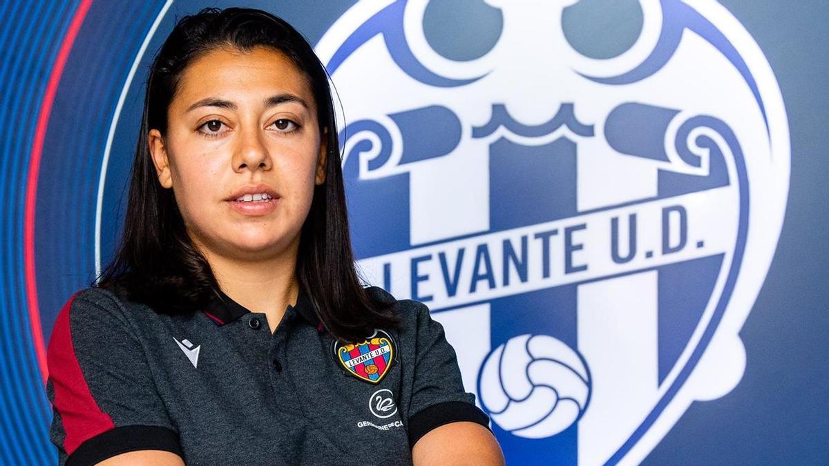 Paula Fernández, davant de l&#039;escut del que ja és el seu nou equip, el Llevant