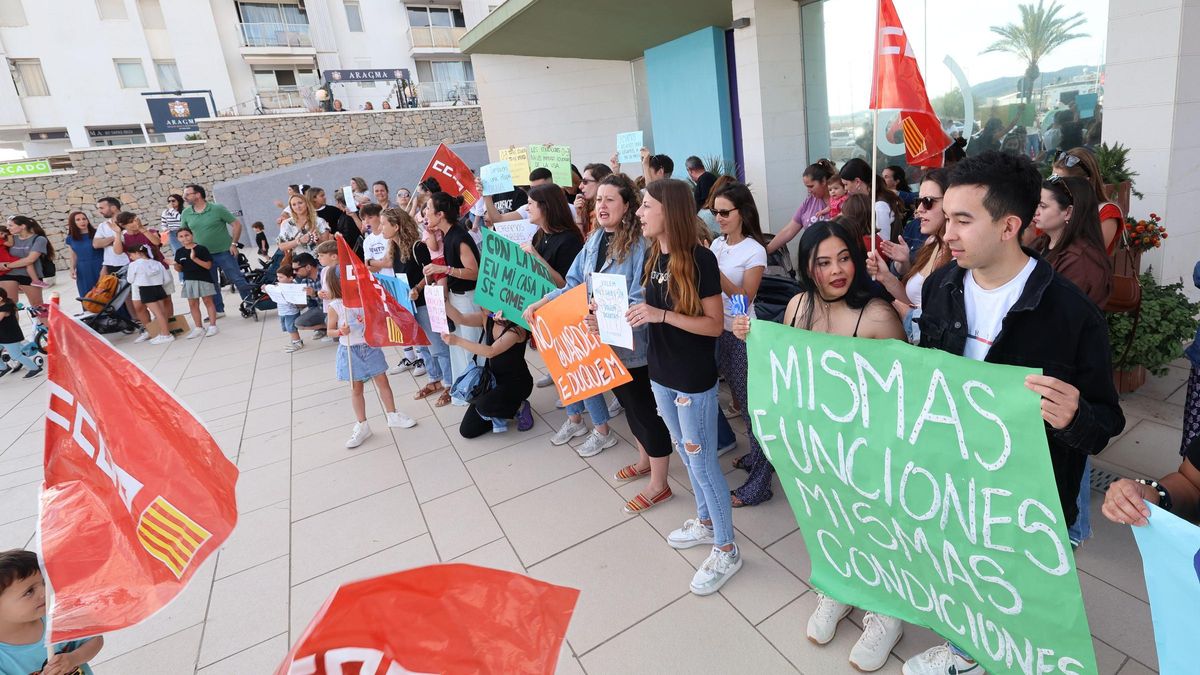 Protesta de familiares afectados por la huelga y de trabajadoras frente al Ayuntamiento de Sant Antoni.