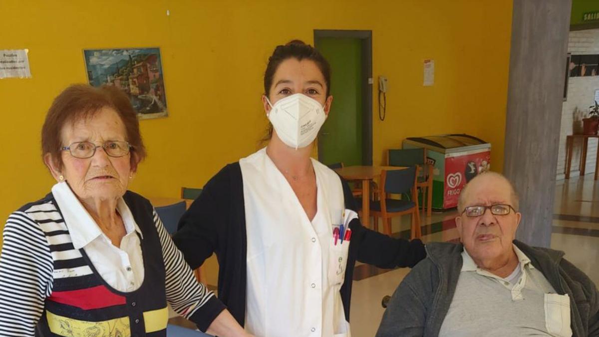 Lucía Avín y Paulino Sánchez, junto a la monitora de manualidades del geriátrico de Pola de Laviana.