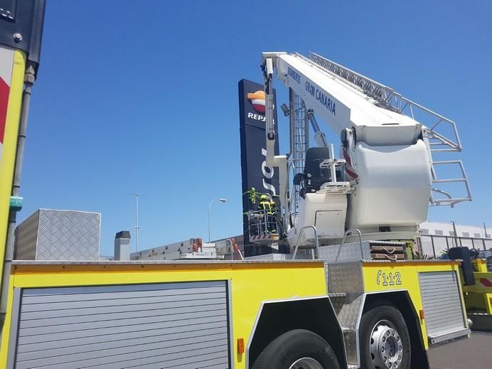 A punto de desprenderse una plancha de metal en una gasolinera de Arinaga