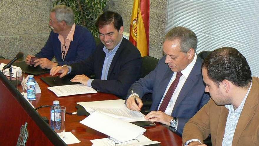 José Balseiros y José Alberto Pazos, durante la firma del convenio en Cerdedo.