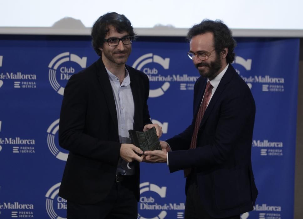 Toni Celià, premio de Investigación, recibe el galardón de manos de Aitor Moll, consejero delegado de Prensa Ibérica.