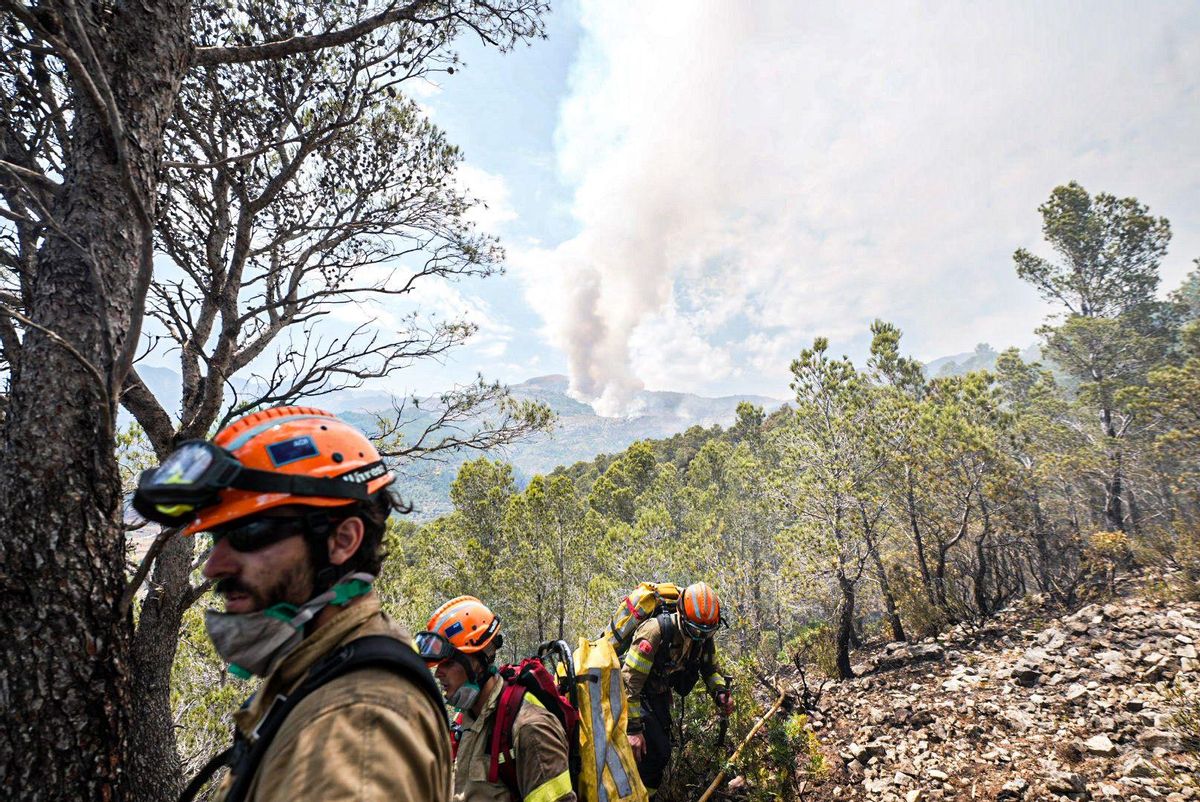 Fuego en Baix Ebre. Los bomberos trabajan en el incendio forestal en Paüls, Tarragona, este martes.