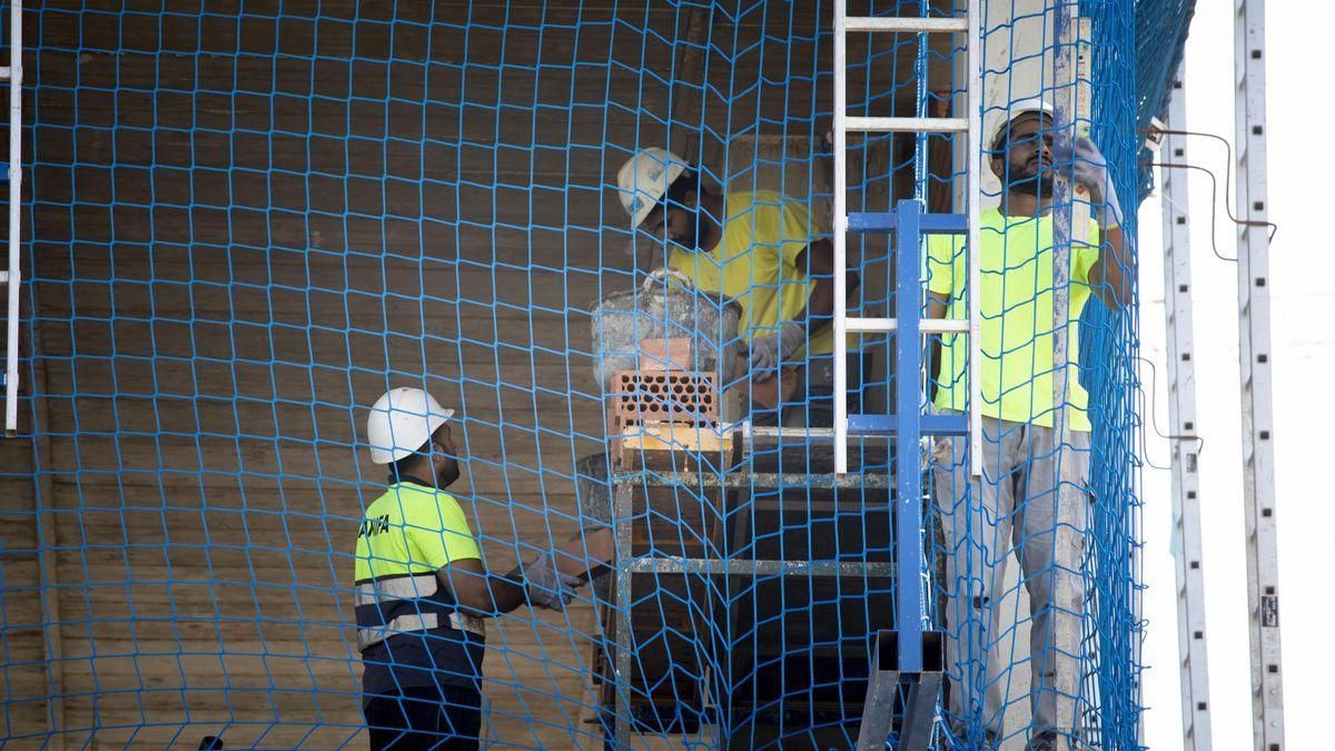 Trabajadores en una obra, en una imagen de archivo.