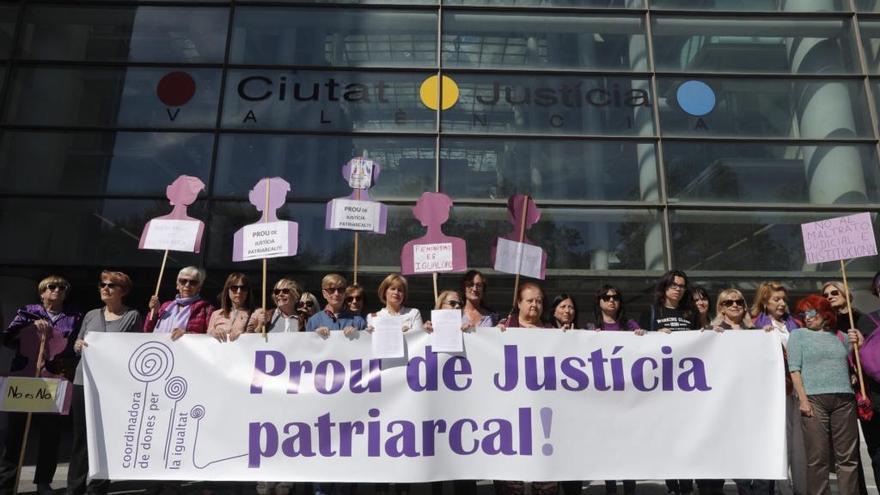 Colectivos de mujeres exigen protección a la víctima de la Manada