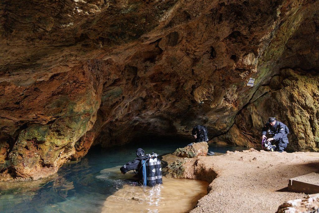 Buceadores en la Cueva del Agua, Isla Plana
