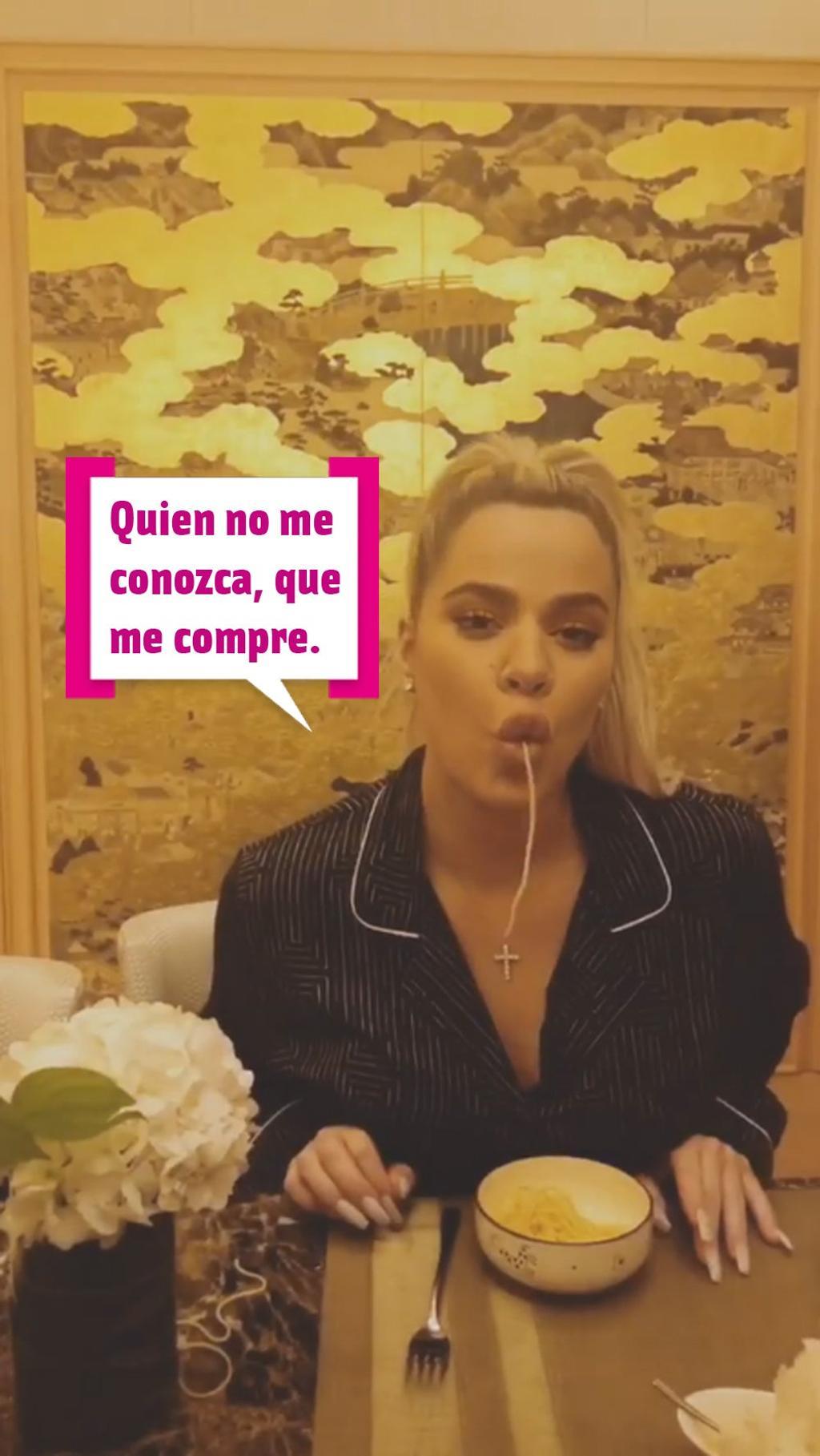Khloé Kardashian comiendo sopa