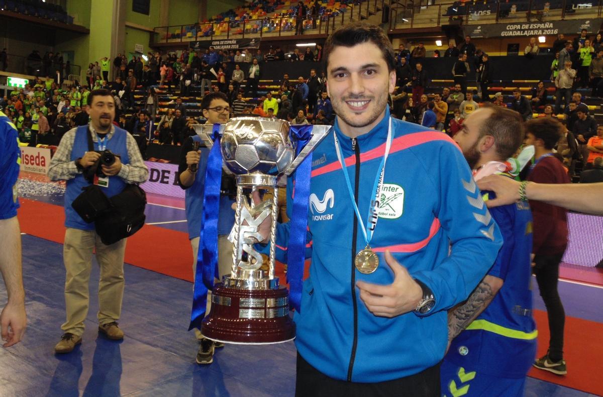 Lolo Urbano celebra uno de los títulos ganados con el Movistar Inter.