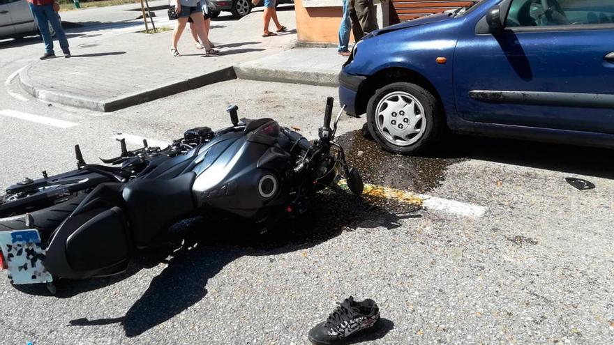 La motocicleta tras el accidente en la Rúa Curros Enríquez.