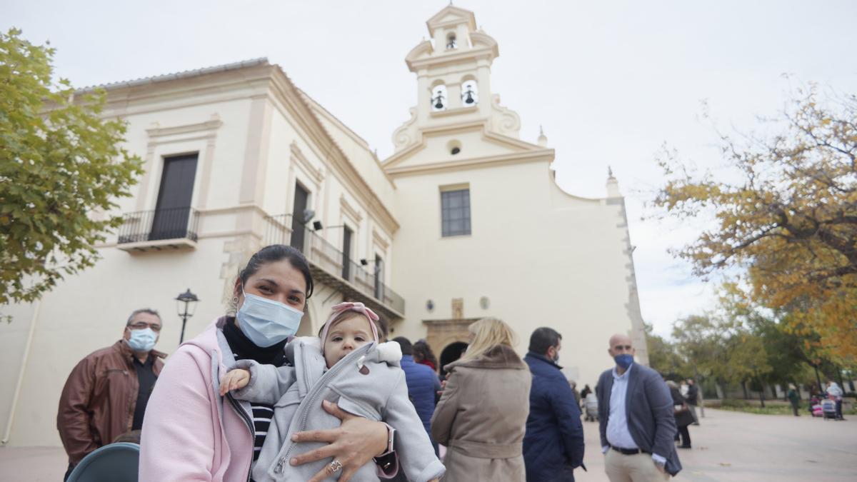 Participantes en el exterior de la basílica.